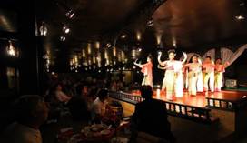 http://www.hotels2thailand.com/pictures/day-trips/chiang-mai/khantoke_dinner_at_old_chiang_mai_cultural_center_43929_deal_large_3.jpg